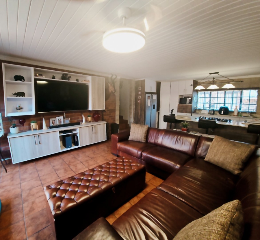 5 Bedroom Property for Sale in Langenhovenpark Free State